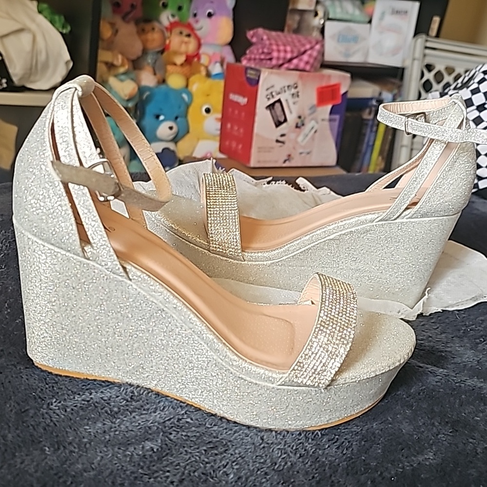 Sz 71/2 wedged heels with ankle straps very sparkling heels never worn has tags